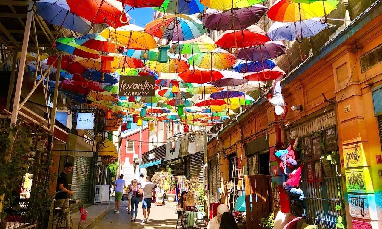 французская-улица-цветные-зонтики-цветы-скульптуры